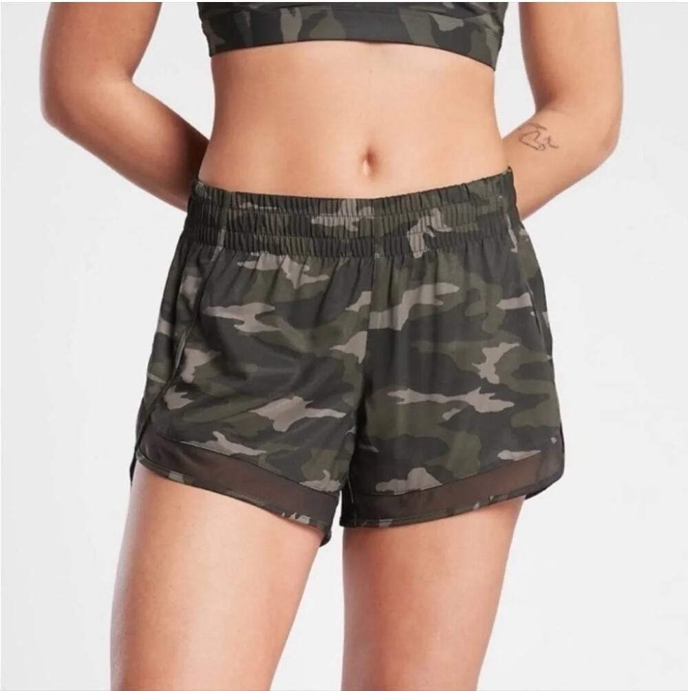 Athleta Printed Mesh Racer Run Shorts 4" in Green Camo Small